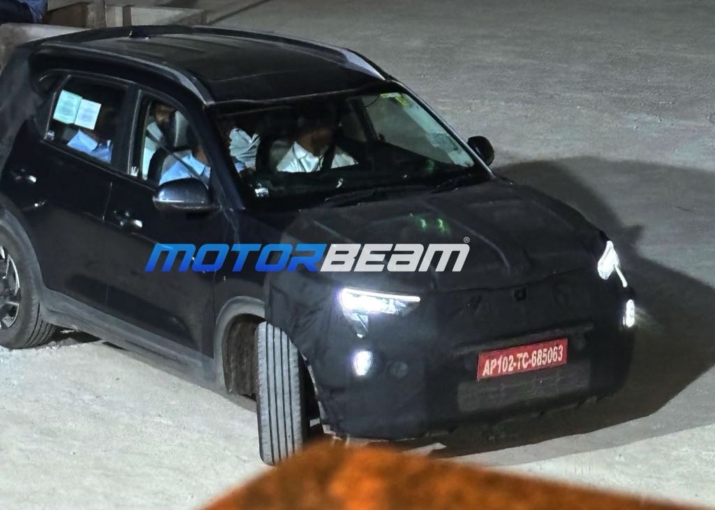 Kia Sonet Facelift Spied With Mahindra XUV300